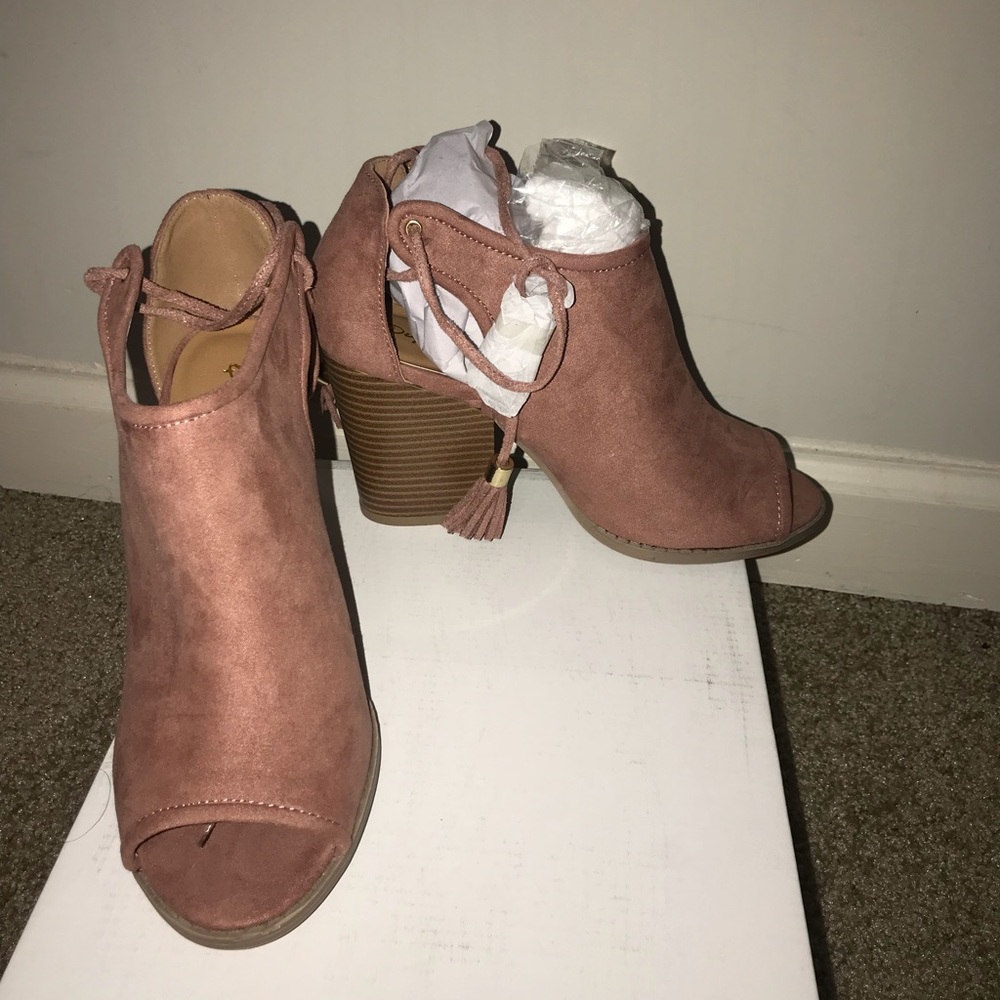 Comfortable new! Light pink size 7